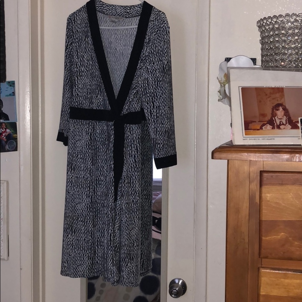 Very cuter black and white wrap dress 👗